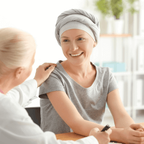 Comment prendre soin des cheveux et du cuir chevelu lors d’un cancer ?